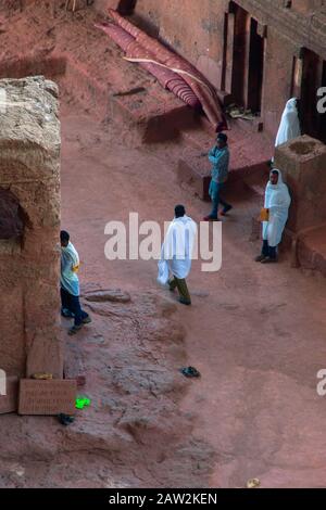 Lalibela, Äthiopien - Nov 2018: Menschen, die in den Tunneln an Kirchen von Lalibela spazieren, die zu Felsen ausgegraben sind Stockfoto