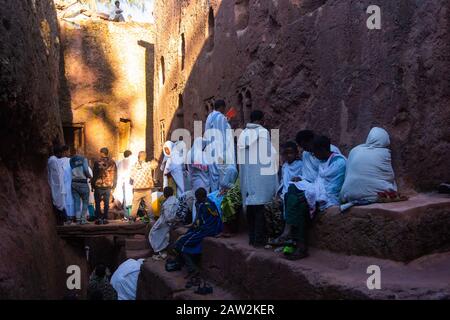 Lalibela, Äthiopien - November 2018: Pilger, die in traditionellen äthiopischen weißen Farben gekleidet sind, versammeln sich außerhalb der unterirdischen Kirchen von Lalibela. Stockfoto