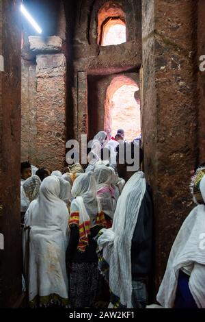 Lalibela, Äthiopien - November 2018: Pilger, die in traditionellen äthiopischen weißen Farben gekleidet sind, sammeln sich in den unterirdischen Kirchen von Lalibela. Stockfoto