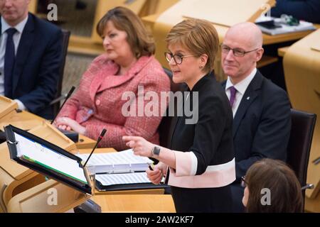 Edinburgh, Großbritannien. Februar 2020. Abgebildet: Nicola Sturgeon MSP - Erster Minister von Schottland und Führer der Scottish National Party (SNP). Szenen aus dem schottischen Parlament an dem Tag, an dem Finanzminister Derek Mackay sein Budget enthüllen sollte, Wurden Erste Ministerfragen durch den Rücktritt des Finanzministers in den letzten Nächten gemarzt. Kate Forbes wird das Budget später am heutigen Nachmittag abliefern. Kredit: Colin Fisher/Alamy Live News Stockfoto