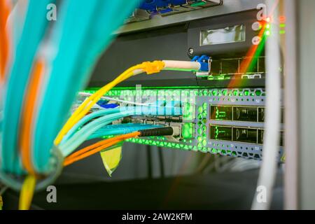 High-Speed-Internetverbindung von Netzwerkschnittstellen im Serverraum des Rechenzentrums. Stockfoto