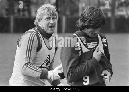 Training Ajax-verwandtes Spiel gegen Tottenham Hotspur Piet Writers' (links) und La Ling während des Trainings Datum: 14. September 1981 Ort: Großbritannien, London Schlagwörter: Spieler, Sport, Training, Fußball Personenname: Ling, La Tscheu, Writers, Piet Stockfoto