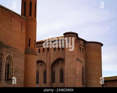 Ziegelfassade Der Albi-Kathedrale Mit einem Himmel Im Hintergrund Stockfoto