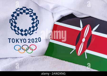 TOKIO, JAPAN, FEBRUAR. 4, 2020: Kenya National Flag, offizielles Logo der Olympischen Sommerspiele in Tokio 2020. Weißer Hintergrund Stockfoto