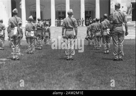 Festlichkeiten beim Transfer und Abzug britischer Truppen aus Indonesien Piper Corps 7. Dezember Division führt für den Palast des Gouverneurs General an der Place Royale Batavia Datum: 22. November 1946 Ort: Batavia, Indonesien, Jakarta, Niederländisch-Ostindien Stockfoto