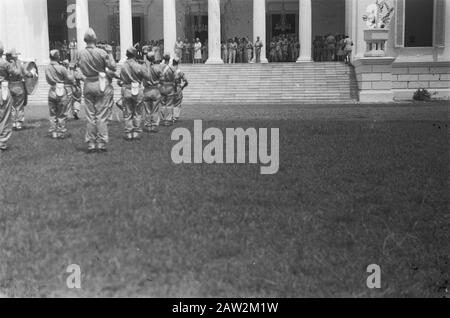 Festlichkeiten beim Transfer und Abzug britischer Truppen aus Indonesien Piper Corps 7. Dezember Division führt für den Palast des Gouverneurs General an der Place Royale Batavia Datum: 22. November 1946 Ort: Batavia, Indonesien, Jakarta, Niederländisch-Ostindien Stockfoto