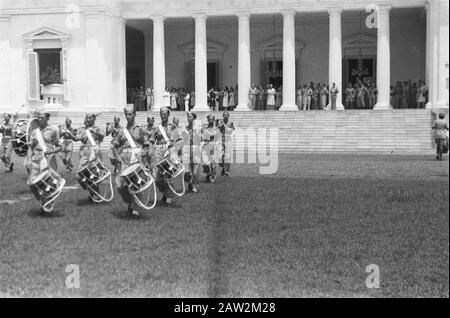 Festlichkeiten beim Transfer und Abzug britischer Truppen aus Indonesien Piper Corps 7. Dezember Division führt für den Palast des Gouverneurs General an der Place Royale Batavia Datum: 22. November 1946 Ort: Batavia, Indonesien, Jakarta, Niederländisch-Ostindien Stockfoto