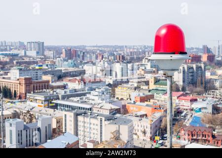 Auf dem Dach eines Wolkenkratzers installierte Hindernisleuchten. Die blinkende rote Lampe der Stadtsirene. Stockfoto