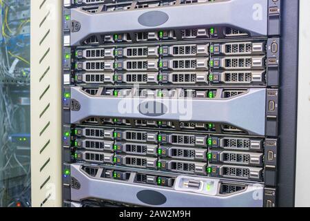 Speicherserver befinden sich im Serverraum des Rechenzentrums. Moderne Computergeräte sind in einem Rack installiert. Das Konzept des serverbasierten Inter Stockfoto