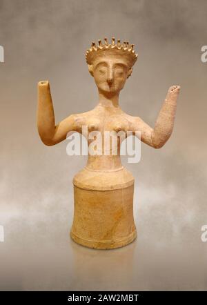 Minoische Statue der postpalastartigen Terracotta-Göttin mit erhobenen Armen, Kannia Sanctuary, Gortys, 1350-1250 v. Chr., Archäologisches Museum Heraklion. Die Godde Stockfoto