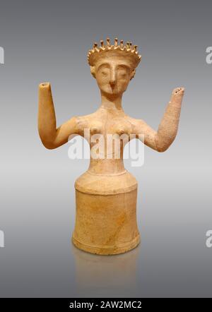Minoische Statue der postpalastartigen Terracotta-Göttin mit erhobenen Armen, Kannia Sanctuary, Gortys, 1350-1250 v. Chr., Archäologisches Museum Heraklion, graues Backgr Stockfoto