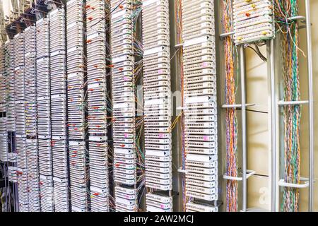 Die Telefonzentrale befindet sich im Serverraum. Die ip-Telefonie des Patchpanels ist an der Wand des Rechenzentrums installiert. Center für Analoges Telefon Stockfoto