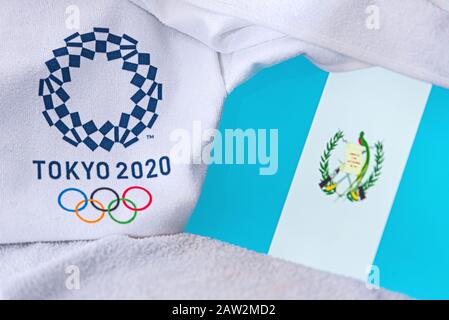 TOKIO, JAPAN, FEBRUAR. 4, 2020: Nationalflaggen Guatemalas, offizielles Logo der Olympischen Sommerspiele in Tokio 2020. Weißer Hintergrund Stockfoto