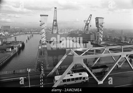 Installation der Schiebetür für Sturmflut Hollandse IJssel Datum: 4. November 1976 Standort: IJssel Schlüsselwörter: Sperrungen Stockfoto