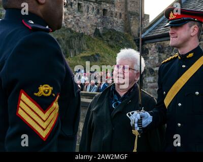 Edinburgh Castle, Edinburgh, Schottland, Vereinigtes Königreich, 06 Februar 2020. 21 Gun Salute: Der Gruß des Regiments Royal Artillery 26 ist der Anlass für die Thronbesteigung der Königin am 6. Februar 1952. Val McDermid, schottischer Kriminalschriftsteller, inspiziert das Regiment, das 20 Jahre seit der Aufhebung des LGBT-Verbots in der britischen Armee steht Stockfoto