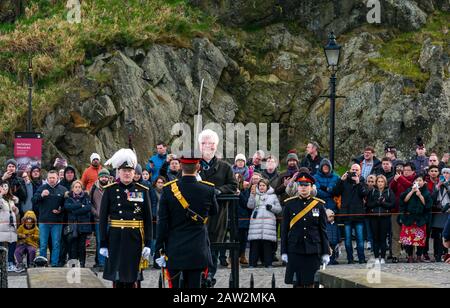 Edinburgh Castle, Edinburgh, Schottland, Großbritannien. Februar 2020. Waffensalut 21: Der Gruß des Regiments Royal Artillery 26 markiert den Anlass für die Thronbesteigung der Königin am 6. Februar 1952. Val McDermid, schottischer Krimiautor, grüßt mit General Alastair Bruce Stockfoto