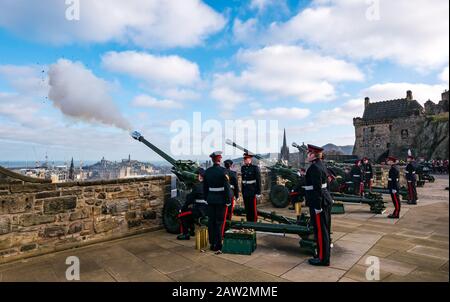 Edinburgh Castle, Edinburgh, Schottland, Großbritannien. Februar 2020. 21 Gun Salute: Der Salute der Royal Artillery des 26. Regiments auf dem Mills Mount ist der Anlass für den Thronantritt der HM Queen am 6. Februar 1952, vor 68 Jahren, Das Artillerie-Regiment feuern eine leichte Feldpistole L118 Stockfoto