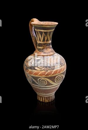 Minoisch dekorierte Krug im Kamares-Stil mit Schwirbelmuster, Poros-Friedhof 1800-1650 v. Chr.; Archäologisches Museum Heraklion, schwarzer Hintergrund. Stockfoto