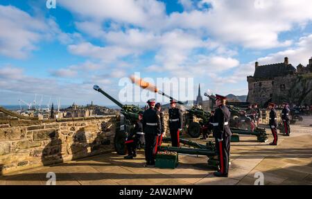 Edinburgh Castle, Edinburgh, Schottland, Großbritannien. Februar 2020. 21 Gun Salute: Der Salute der Royal Artillery des 26. Regiments auf dem Mills Mount ist der Anlass für den Thronantritt der HM Queen am 6. Februar 1952, vor 68 Jahren, Das Artillerie-Regiment feuern eine leichte Feldpistole L118 Stockfoto