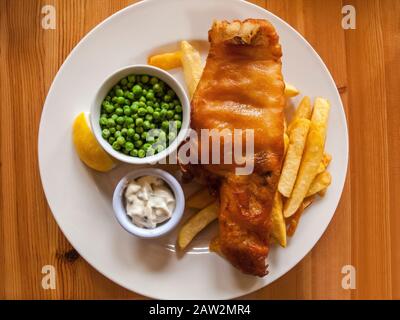 Teller mit Fisch und Chips Stockfoto