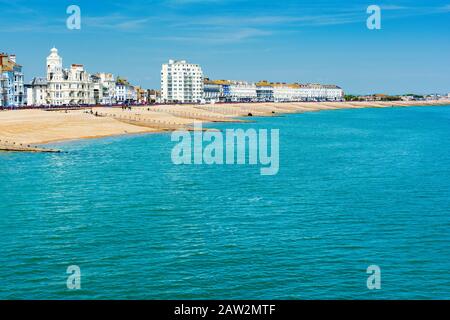 Eastbourne, EAST SUSSEX, Großbritannien - 23. MAI : Blick auf die Küste der Stadt Eastbourne, Häuser und Strand vom Pier in East Sussex am 23. Mai 2019 Stockfoto