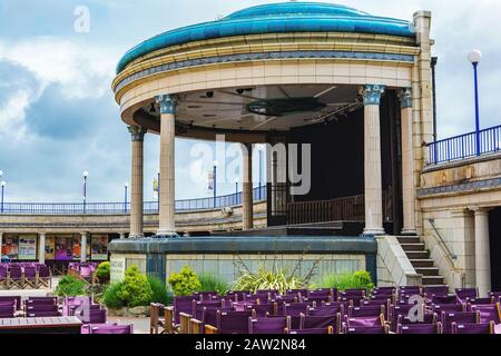 Eastbourne, EAST SUSSEX, Großbritannien - 03. JUNI : Blick auf den Eastbourne-Bandstand in East Sussex am 03. Juni 2019 Stockfoto