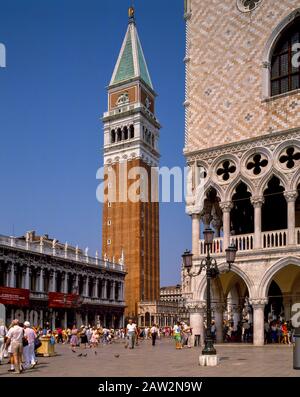 Der Campanile von St. Mark und der Dogenpalast, der Markusplatz, Venedig Stockfoto