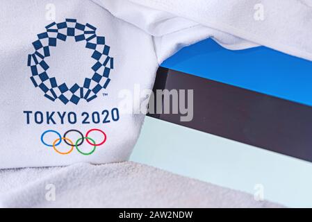 TOKIO, JAPAN, FEBRUAR. 4, 2020: Nationalflaggen Estlands, offizielles Logo der Olympischen Sommerspiele in Tokio 2020. Weißer Hintergrund Stockfoto