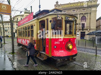 27. Januar 2020, Porto, Portugal: Eine alte Sightseeing-Tram mit Touristen. (Bild: © Igor Golovniov/SOPA Bilder über ZUMA Draht) Stockfoto