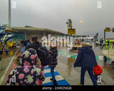 27. Januar 2020, Porto, Portugal: Passagiere, die von Frankfurt kommen, fahren an einem regnerischen Tag zu einem Flughafenterminal. (Bild: © Igor Golovniov/SOPA Bilder über ZUMA Draht) Stockfoto