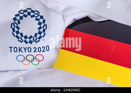 TOKIO, JAPAN, FEBRUAR. 4, 2020: Nationalflaggen Deutschland, offizielles Logo der Olympischen Sommerspiele in Tokio 2020. Weißer Hintergrund Stockfoto