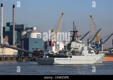 London, Großbritannien. Februar 2020. Das Schiff der Royal Navy, "HMS Tyne", fährt am Ende einer Reise nach London in Richtung und durch die Themse-Barriere im Südosten Londons. Das Patrouillenschiff der River-Klasse war mehrere Tage neben der "HMS Belfast" unterwegs, wo sie einige ihrer Tochtergesellschaften, lokale Studenten, die eine Karriere in der Royal Navy erwägen, und einige Marinereservisten in London beherbergte. Gutschrift: Rob Powell/Alamy Live News Stockfoto