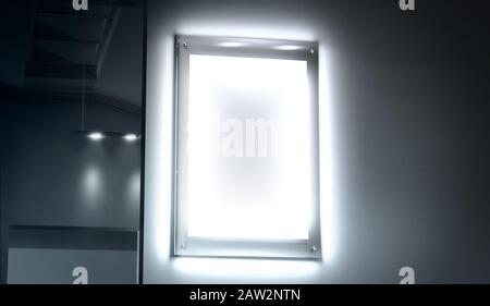 Blank weißes beleuchtetes Poster im dunklen Kinosaal Stockfoto