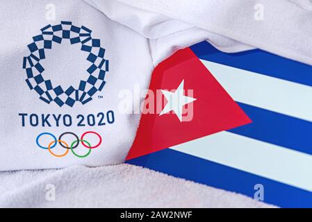 TOKIO, JAPAN, FEBRUAR. 4, 2020: Nationalflaggen Kubas, offizielles Logo der Olympischen Sommerspiele in Tokio 2020. Weißer Hintergrund Stockfoto