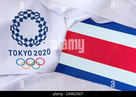 TOKIO, JAPAN, FEBRUAR. 4, 2020: Nationalflaggen Costa Ricas, offizielles Logo der Olympischen Sommerspiele in Tokio 2020. Weißer Hintergrund Stockfoto