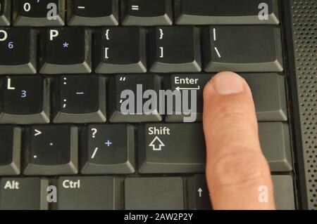 Drücken Sie die Eingabetaste auf der Notebook-Tastatur des Computers Stockfoto