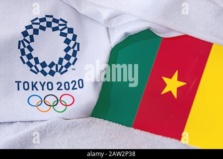 TOKIO, JAPAN, FEBRUAR. 4, 2020: Nationalflaggen Kameruns, offizielles Logo der Olympischen Sommerspiele in Tokio 2020. Weißer Hintergrund Stockfoto