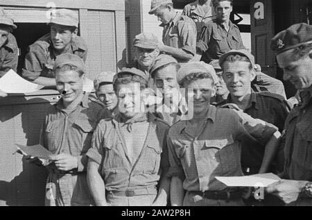 Perron Poerwokerto; hinter der Ankunft eines Zuges, in dem 1-3 R.I. Richtung Semarang auf die Demobilisierung warten. Parade t.g.v. Geburtstag H.K.H. Prinzessin Juliana bei Aloon zu Poerwokerto Poerwokerto: 1-3 RI. Indien hat Zeit, dort zu sitzen und nach Hause zu gehen. Nun ist der Verkehr weitgehend wiederhergestellt, macht auch den militärischen Vorteil daraus und so könnte es passieren, dass das Bataillon in einen extra langen Zug nach Semarang transportiert wurde, um dort nach Holland zu fahren. Datum: 29. April 1948 Ort: Indonesien, Java, Niederländisch-Ostindien, Purwokerto Stockfoto