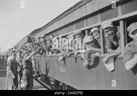 Perron Poerwokerto; hinter der Ankunft eines Zuges, in dem 1-3 R.I. Richtung Semarang auf die Demobilisierung warten. Parade t.g.v. Geburtstag H.K.H. Prinzessin Juliana bei Aloon zu Poerwokerto Poerwokerto: 1-3 RI. Indien hat Zeit, dort zu sitzen und nach Hause zu gehen. Nun ist der Verkehr weitgehend wiederhergestellt, macht auch den militärischen Vorteil daraus und so könnte es passieren, dass das Bataillon in einen extra langen Zug nach Semarang transportiert wurde, um dort nach Holland zu fahren. Datum: 29. April 1948 Ort: Indonesien, Java, Niederländisch-Ostindien, Purwokerto Stockfoto