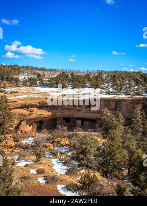 Der erste Blick auf das Spruce Tree House im Mesa Verde National Park, Colorado, USA Stockfoto