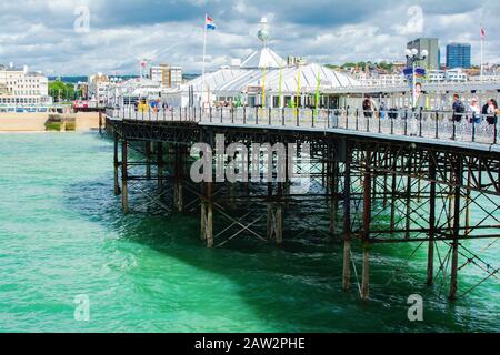 Brighton, EAST SUSSEX, Großbritannien - 21. JUNI : Blick auf die Küste der Stadt Brighton, Häuser und Strand vom Pier in East Sussex am 21. Juni 2019 Stockfoto