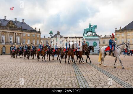 Wachen auf Horseback, Wachwechsel, Schloss Amalienborg, Kopenhagen, Dänemark Stockfoto