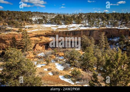 Der erste Blick auf das Spruce Tree House im Mesa Verde National Park, Colorado, USA Stockfoto