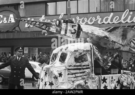 Jugend für Vietnam-Pop-Festival im Amsterdamer Wald. Demonstration in Amsterdam gegen die Vietnam war Police begleitet Parade Datum: 29. April 1972 Ort: Amsterdam, Noord-Holland Schlüsselwörter: Demonstrationen, Pazifismus, Polizei, Banner Stockfoto