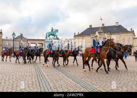 Wachen auf Horseback, Wachwechsel, Schloss Amalienborg, Kopenhagen, Dänemark Stockfoto