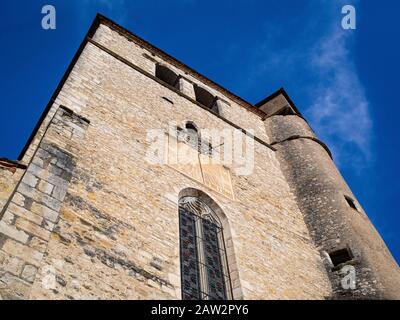 Eine Sonnenuhr An Der Wand EINER Kirche In Südfrankreich Stockfoto