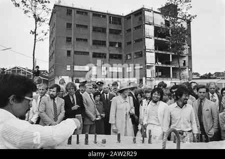 Besuch von Königin Beatrix vom East-West Forum, japanische und niederländische Skulptur im EMF-Bereich in Dordrecht Königinnen, Besuche, Skulpturen, Treffen, Beatrix (Königin Niederlande) Datum: 16. Juni 1983 Ort: Dordrecht, South Holland Schlüsselwörter: Skulptur, Besuche, Treffen, Königinnen Personenname: Beatrix (Königin Niederlande) Stockfoto