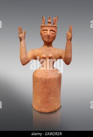 Minoische Statue der postpalastartigen Terracotta-Göttinnen mit erhobenen Armen, Karphi Sanctuary 1200-1100 v. Chr., Archäologisches Museum Heraklion, grauer Hintergrund. T Stockfoto