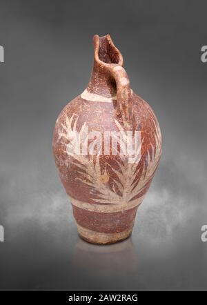 Minoisch dekorierte Krug im Kamares-Stil mit Blättern, Poros-Friedhof 1800-1650 v. Chr.; Archäologisches Museum Heraklion, grauer Hintergrund. Stockfoto