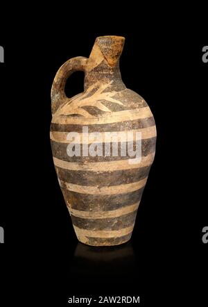 Minoisch dekorierte Kanne im Kamares-Stil mit comnzentrischem Ringmuster, Poros-Friedhof 1800-1650 v. Chr.; Archäologisches Museum Heraklion, schwarzer Hintergrund. Stockfoto
